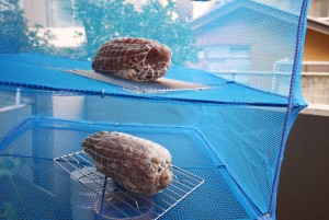 ベーコンを干す