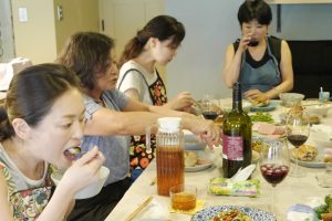 料理教室の食事風景