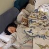 猫と子供は一緒に寝ます。